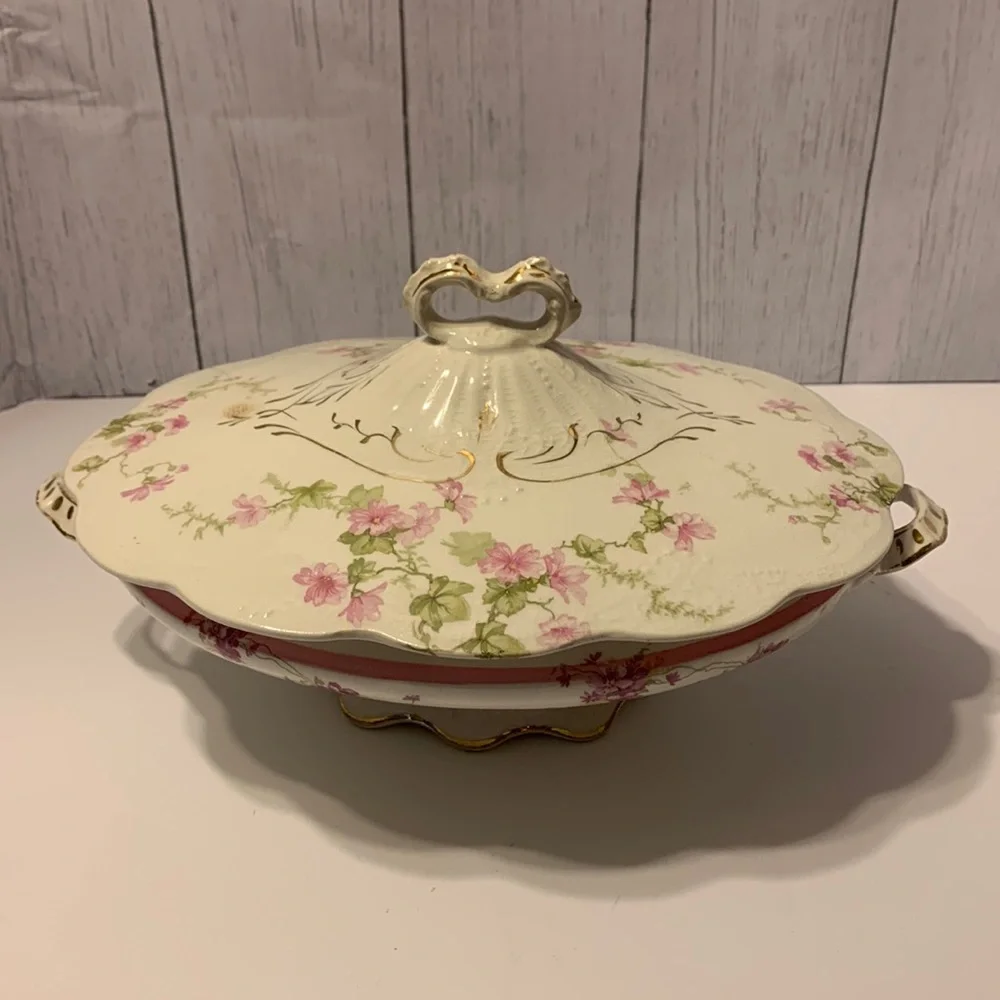 Covered serving dish. - Picture 1 of 15